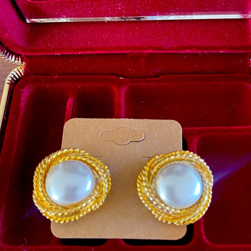 Pearl clip earrings - Picture 1 of 4